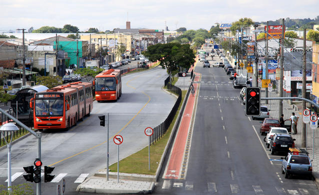 Curitiba tem 1 carro para cada 1,8 habitantes.