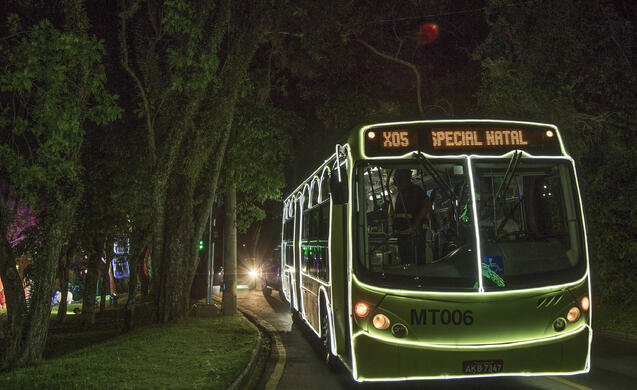 Linhas especiais de ônibus vão passar por três roteiros com decoração do  Natal de Curitiba